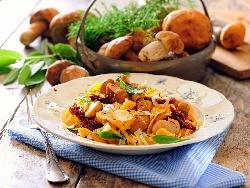 Паста папарделе с пилешко филе (гърди), бекон, течна готварска сметана, сушени домати и гъби (или фетучини, талиатели) - снимка на рецептата